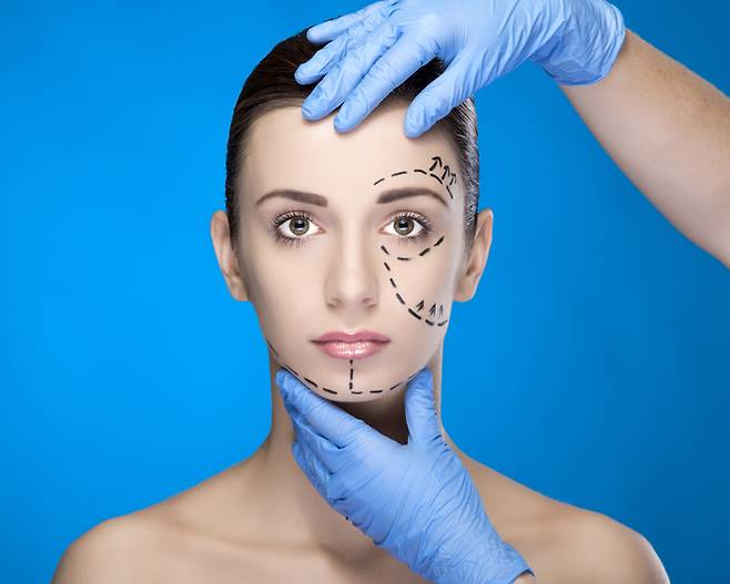 바람직한 수술 순서는, 우선 비율과 조화를 좌우하는 부분을 잡고, 이후 세부적인 부위로 옮겨가는 방향입니다. [사진= 게티이미지뱅크]