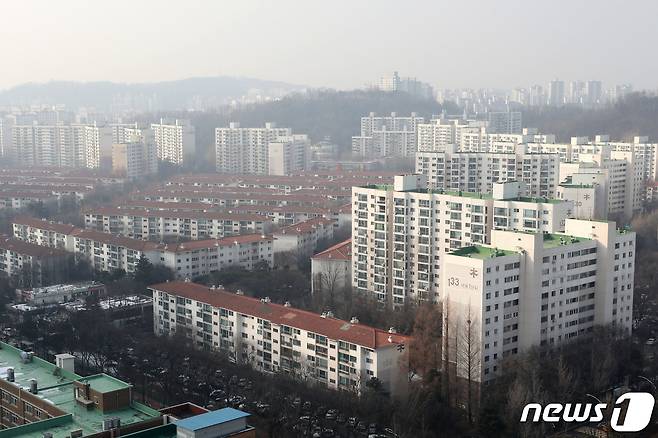 정부가 30년이 넘은 아파트의 경우 안전진단 없이 재건축이 가능하도록 규제를 완화하고 재개발의 경우도 노후도 등 요건의 문턱을 낮춰 사업추진을 촉진하기로 했다. 정부는 10일 대통령 주재 '국민과 함께하는 민생 토론회'를 열어 이같은 내용을 골자로 하는 '국민 주거안정을 위한 주택공급 확대 및 건설경기 보완방안'을 발표했다. 사진은 이날 서울 양천구 목동 아파트 단지 모습. 2024.1.10/뉴스1 ⓒ News1 이광호 기자