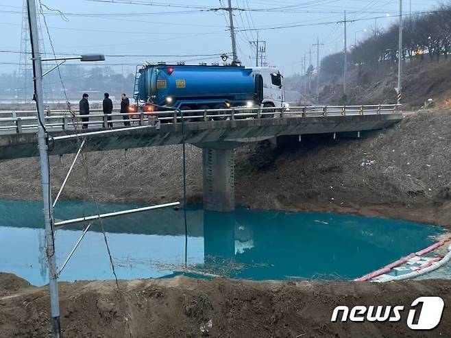 평택시가 오염수가 유입된 관리천에서 방제작업을 실시하고 있다. (평택시 제공)