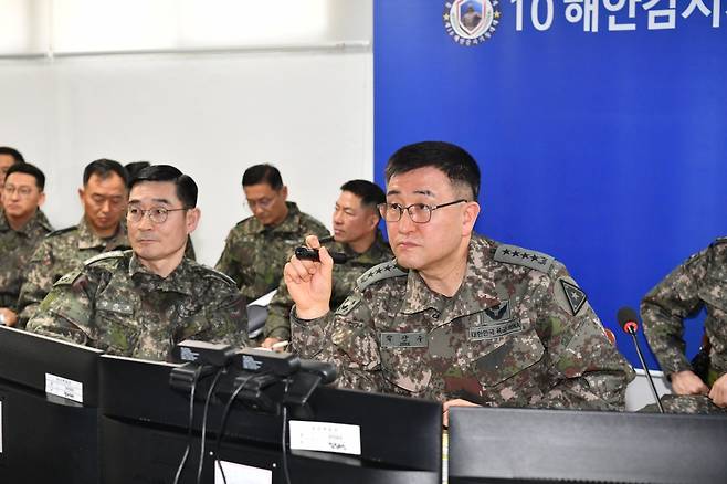 박안수 육군참모총장(앞줄 오른쪽)과 양용모 해군참모총장(앞줄 왼쪽)이 11일 해안경계태세 합동점검을 실시하고 있다.(육군·해군 제공)