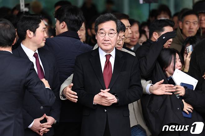 이낙연 전 더불어민주당 대표가 11일 오후 서울 여의도 국회에서 민주당 탈당 및 신당 창당 선언을 마친 뒤 국회를 나서고 있다. 2024.1.11/뉴스1 ⓒ News1 구윤성 기자