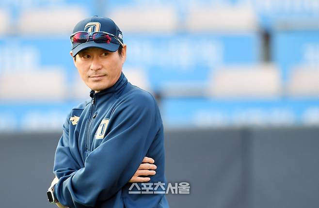 NC 다이노스 강인권 감독이 훈련 중인 선수들을 바라보고 있다. 수원 | 박진업기자 upandup@sportsseoul.com