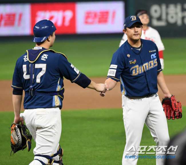 2023 KBO 준플레이오프 SSG 랜더스와 NC 다이노스의 경기가 23일 인천 SSG랜더스필드에서 열렸다. 경기에서 승리한 NC 선수들이 기뻐하고 있다. 인천=박재만 기자pjm@sportschosun.com/2023.10.23/