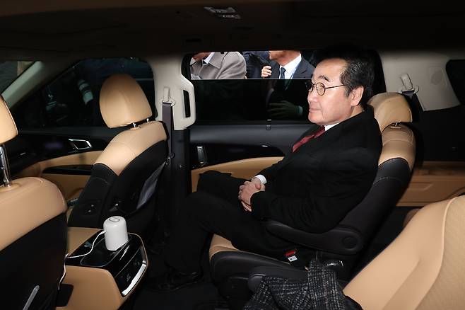 이낙연 전 민주당 대표가 11일 국회에서 탈당 기자회견을 마치고 차량에 탑승해 있다. /연합뉴스