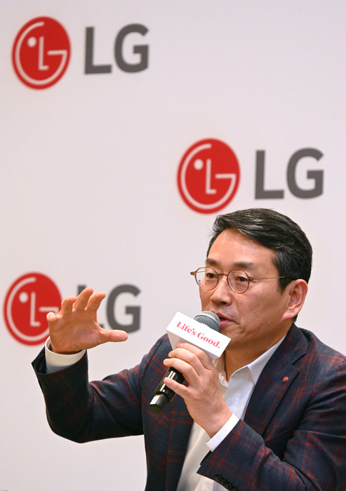 조주완 CEO 사장이 10일(현지시간) 미국 라스베이거스 현지에서 열린 LG전자 CES 2024 간담회에서 올해 전략을 발표하고 있다.