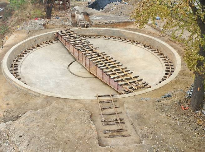 출토된 옛 수인선 협궤열차 전차대. 연수구 제공