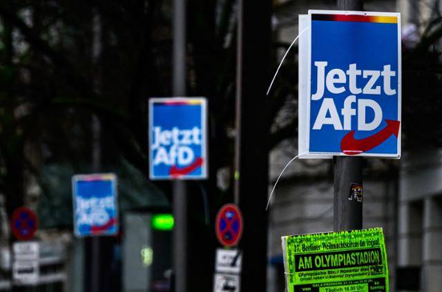 2일 독일 베를린 거리의 가로등 전신주에 극우 정당인 '독일을 위한 대안(AfD)' 선거 포스터가 붙어 있다. 베를린=AFP 연합뉴스
