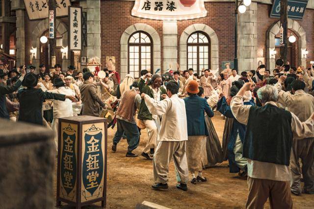 드라마 '경성크리처' 속 시장 상인들이 일본군을 속이기 위해 모두 거리로 나와 독립 운동에 나선 이들을 돕는 모습. 넷플릭스 제공