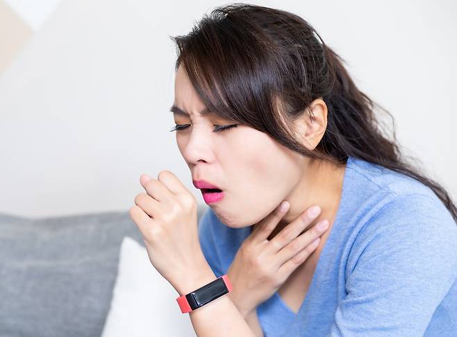 고령층은 삼킴장애(연하곤란)가 발생하면서 사레가 자주 들릴 수 있다./사진=클립아트코리아