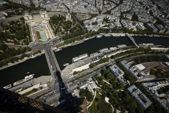 2024 파리 올림픽 개막식이 열리는 센강을 하늘에서 내려다 본 모습. AP=연합뉴스