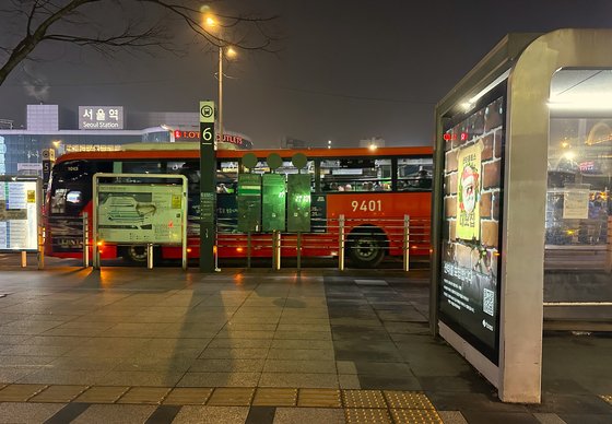 10일 밤 8시 30분경 서울역버스환승센터에서 승객을 실어나르는 광역버스. 문희철 기자