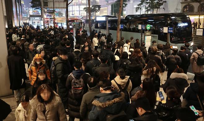 지난 5일 저녁 퇴근길 서울 중구 명동입구에서 시민들이 버스를 기다리고 있다. 연합뉴스