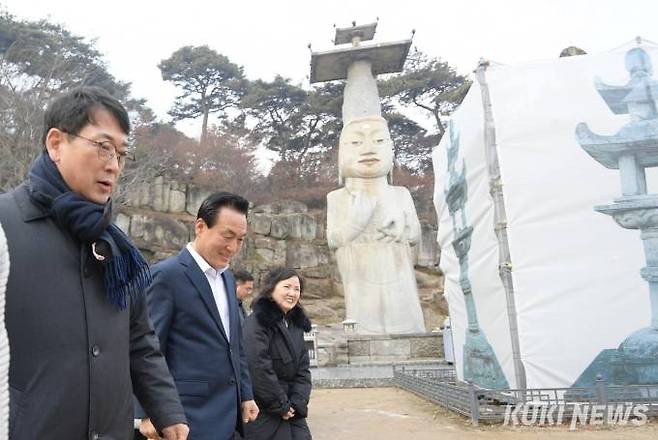 백성현 논산시장이 지난 10일 최응천 문화재청장과 관촉사를 방문해 지역 문화유산 현안을 논의했다.