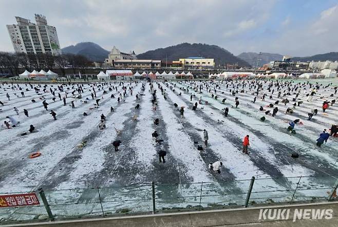 11일 오후 강원 화천군 화천천 일대에서 열리는 화천산천어축제에 수많은 관광객들이 찾아 얼음낚시를 즐기고 있다.