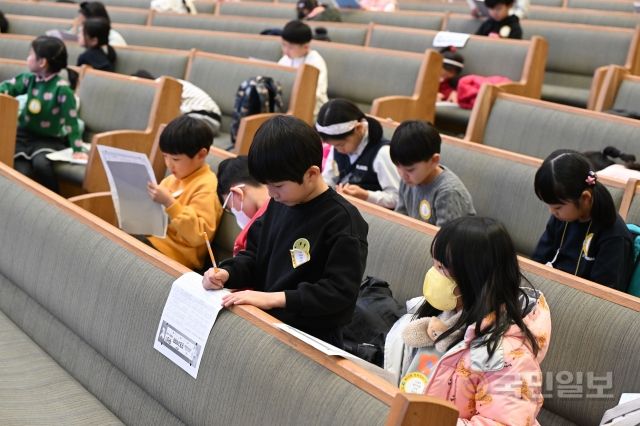 주일학교 학생들이 11일 서울 서초구 사랑의교회에서 열린 전국성경고사대회에 응시하고 있다. 신석현 포토그래퍼