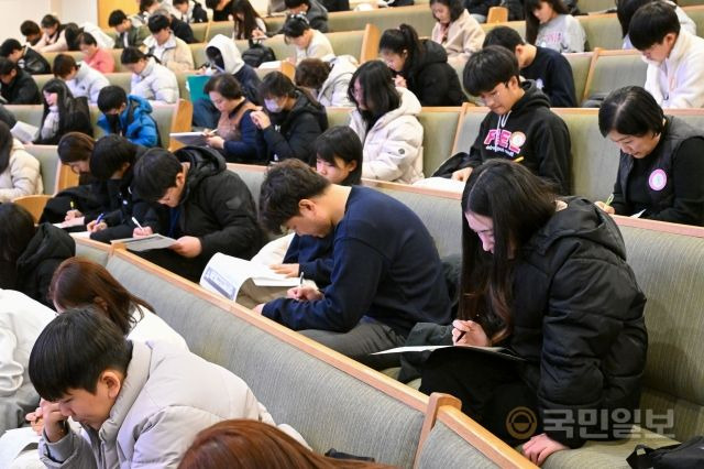 주일학교 학생들이 제53회 전국성경고사대회에 응시하고 있다. 신석현 포토그래퍼