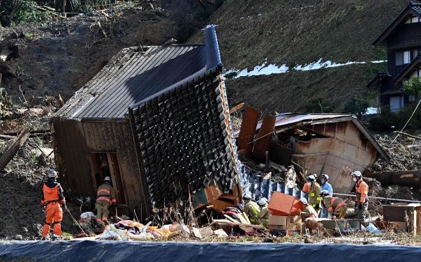 노토반도 강진으로 인해 일본 주택이 무너져있는 모습. / 사진=연합뉴스