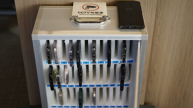 욕망의 북카페 손님들이 반납한 휴대전화 / 사진=김규란 여행+ PD