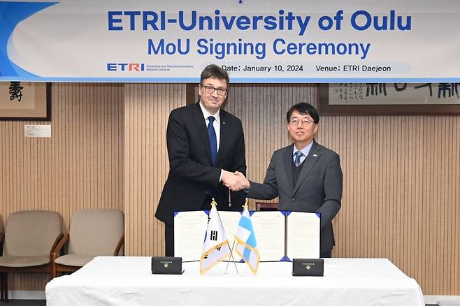 백용순 한국전자통신연구원(ETRI) 입체통신연구소장과 주코 니니마키 핀란드 오울루대 총장이 지난 10일 대전 유성구 ETRI 본원에서 6G(6세대) 이동통신 기술개발을 위한 업무협약을 체결했다. / 사진=한국전자통신연구원(ETRI)