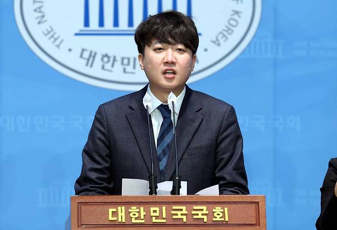 [서울=뉴시스] 조성봉 기자 = 이준석 개혁신당(가칭) 정강정책위원장이 8일 오전 서울 여의도 국회 소통관에서 언론 정책을 발표하고 있다. 이 위원장은 신당 창당 후 첫 과제로 공영방송 사장 임명동의제와 10년 이상 방송 경력 의무화 등을 제시했다. 2024.01.08.