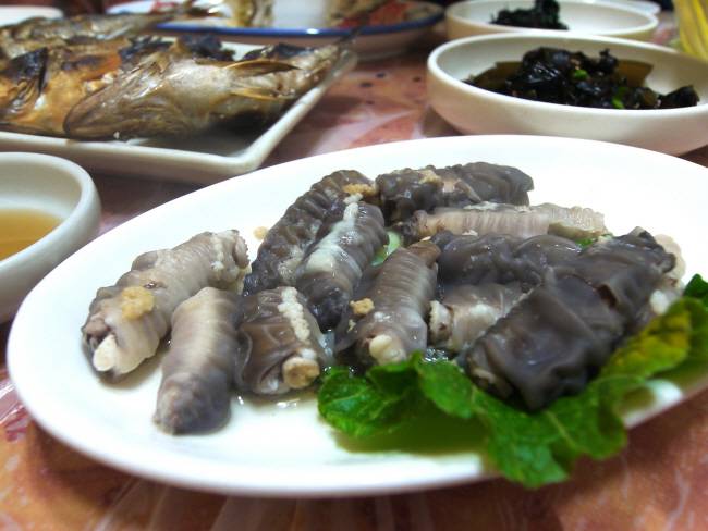 술값만 내면 주인 마음대로 안주를 내는 통영 ‘강변다찌’의 곰장어 수육.