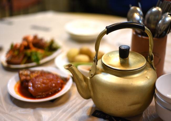 전주 막걸리 골목의 ‘용진집 막걸리’에서 내는 안주와 막걸리주전자.