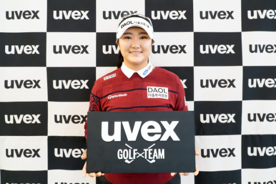 2023 미국여자프로골프(LPGA)투어 신인상 수상자 유해란이 10일 독일 스포츠용품 브랜드 우벡스와 후원 계약을 체결한 뒤 기념 사진을 찍고 있다. 세마스포츠마케팅 제공