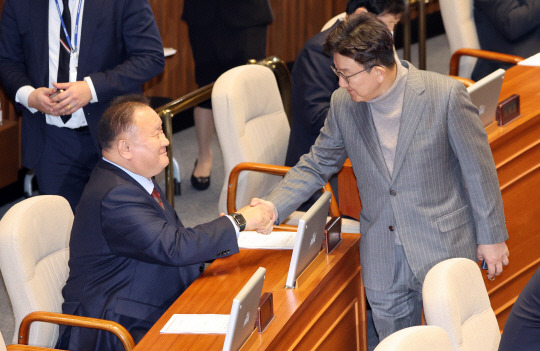 9일 국회 본회의에서 국민의힘 이상민 의원과 권성동 의원이 인사하고 있다. 연합뉴스