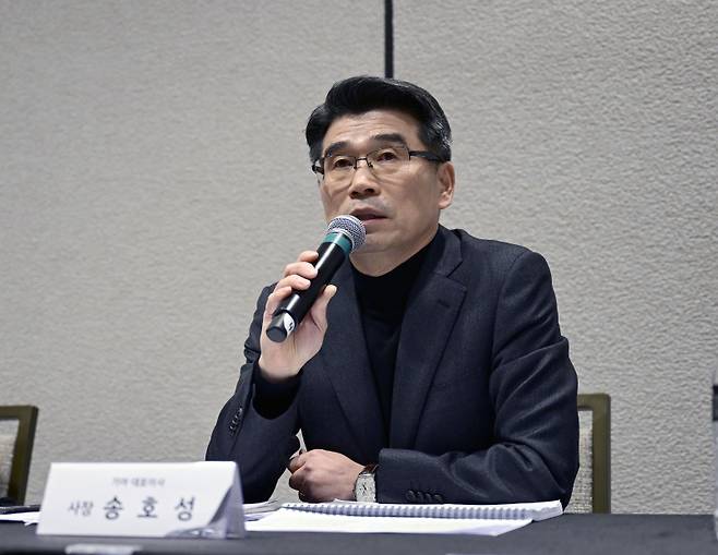 송호성 기아 사장이 지난 8일(현지시간) 미국 라스베이거스 만달레이베이 컨벤션 센터에서 진행된 국내 취재진과의 인터뷰에서 목적기반모빌리티(PBV) 사업 계획을 발표하고 있다. [기아 제공]