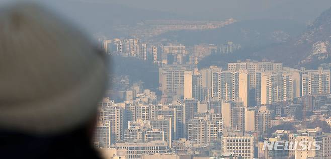 [서울=뉴시스] 홍효식 기자 = 한국부동산이 발표한 12월 셋째 주 전국 아파트 매매가격은 전주보다 0.05% 하락하며 4주 연속 하락세인 반면, 전셋값은 0.05% 올라 22주 연속 상승세를 이어갔다. 사진은 서울 중구 남산에서 바라본 아파트 단지 모습. 2023.12.24. yesphoto@newsis.com