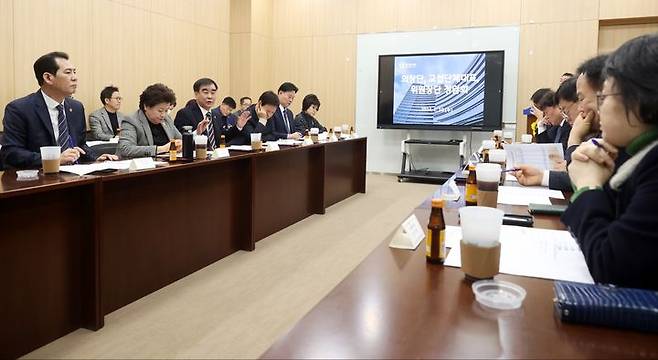 [수원=뉴시스] 경기도의회 의장단·양당 교섭단체 대표의원·상임위원장단 정담회. (사진=경기도의회 제공) 2024.01.11. photo@newsis.com *재판매 및 DB 금지