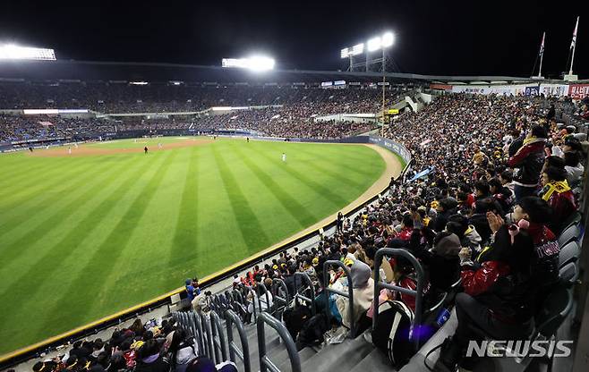 [서울=뉴시스] 황준선 기자 = 7일 2023 KBO 포스트시즌 한국시리즈 1차전 LG 트윈스와 KT 위즈 경기가 열린 서울 송파구 잠실야구장이 관중으로 가득하다. 한국야구위원회(KBO)는 잠실야구장 2만3천750석이 이날 오후 1시 30분에 모두 팔렸다고 밝혔다. 2023.11.07. hwang@newsis.com