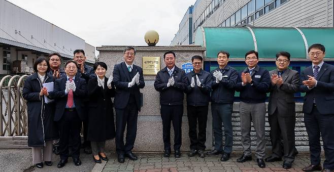 9일 최원목 신용보증기금 이사장(왼쪽 여섯 번째)과 정한일 ㈜동아금속 대표이사(오른쪽 여섯 번째)가 경북 칠곡군 소재 (주)동아금속 본사에서 '2023년 혁신리딩기업' 선정 현판식을 하고 있다. 신보 제공