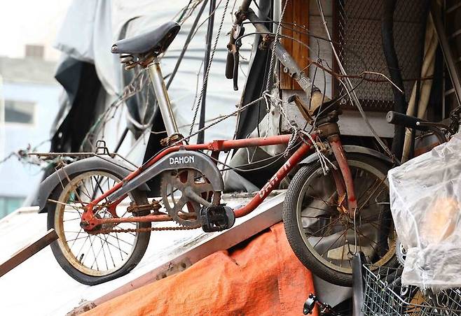 지붕위에 자전거를 올려놓은 자전거 판매점