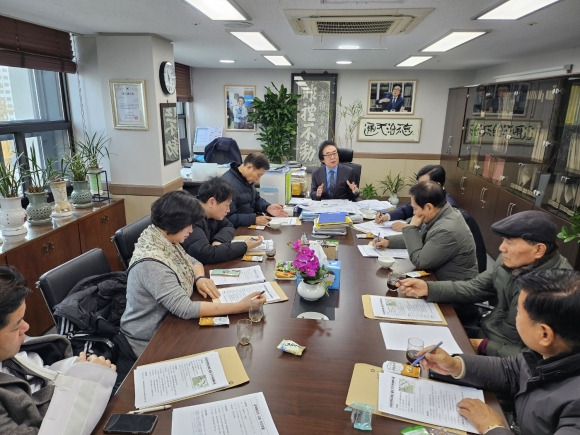 지난 10일 2024년 갑진년 용띠해를 맞아 서울시의회 의원회관 연구실에서 지역구인 마포지역 신문사와의 신년간담회를 가진 김기덕 의원(가운데)