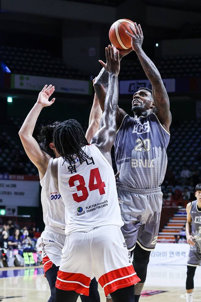 부산 KCC 라건아 선수(오른쪽). 사진제공ㅣKBL