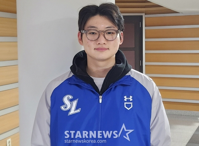 삼성 투수 육선엽이 지난 9일 2024 KBO 신인 오리엔테이션 현장에서 카메라 앞에서 미소를 짓고 있다. /사진=안호근 기자