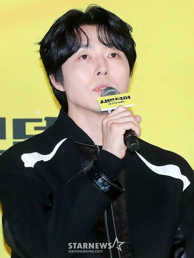 배우 이무생이 11일 오후 서울 용산구 아이파크몰 CGV에서 진행된 영화 '시민덕희' 언론시사회 및 기자간담회에 참석해 인사말을 하고 있다.  '시민덕희'는 보이스피싱을 당한 평범한 시민 덕희(라미란 분)에게 사기 친 조직원 재민(공명 분)의 구조 요청이 오면서 벌어지는 통쾌한 추적극이다. 오는 24일 개봉. 2024.01.11 /사진=김창현