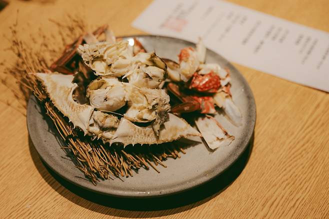 먹기 좋게 게를 다듬어 준다