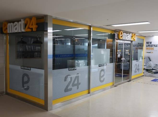 불 꺼진 인천항 국제여객터미널 내 편의점 [촬영 홍현기]