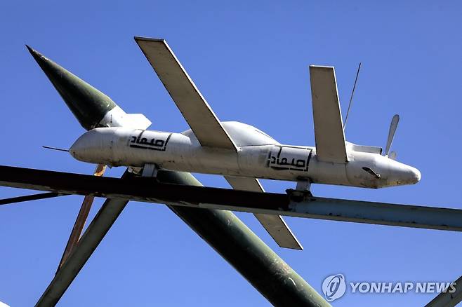 예멘 사나 광장에 전시된 드론과 미사일 모형  [EPA=연합뉴스]