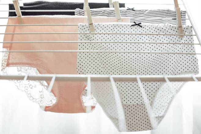 속옷에 분비물이 많이 묻었거나 땀을 많이 흘린 날에는 바로 갈아입는 게 건강에 좋다. [사진=게티이미지뱅크]