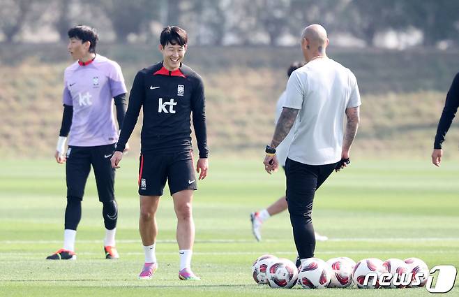 2023 아시아축구연맹(AFC) 카타르 아시안컵에 출전하는 대한민국 축구대표팀 손흥민이 11일(현지시간) 카타르 도하 알 에글라 트레이닝 센터에서 훈련을 하고 있다. 위르겐 클린스만 감독이 이끄는 축구대표팀은 오는 15일 E조 조별리그 첫 경기인 바레인전을 시작으로 20일 요르단, 25일 말레이시아와 경기를 치른다. 2024.1.11/뉴스1 ⓒ News1 김성진 기자