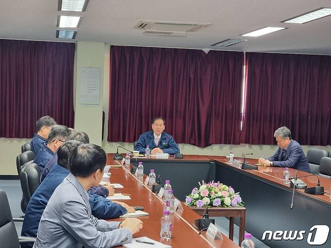 2.한국석유공사 김동섭 사장(가운데)이 회의를 주재하고 있는 모습.(한국석유공사 제공)