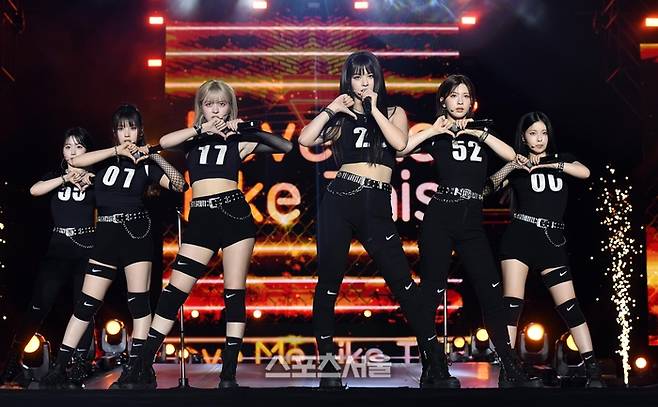 엔믹스(NMIXX)가 2일 태국 방콕 라자망갈라 국립경기장에서 열린 ‘제33회 서울가요대상’ 시상식(주최 스포츠서울, 주관 서울가요대상 조직위원회)에서 본상을 수상한 뒤 열정적인 무대를 선보이고 있다. 2024. 1. 2.  방콕(태국) | 박진업기자 upandup@sportsseul.com