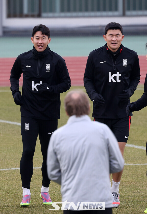 "손흥민은 이번 시즌 프리미어리그(PL)에서 12골을 기록했다. 아시아축구연맹(AFC) 올해의 국제선수도 3번이나 선정됐고 최다 기록이다." "김민재는 올해 AFC 국제선수로 뽑힌 선수다. 지난 시즌 나폴리를 1990년 이후 처음으로 세리에A 우승으로 이끌었다. 세계 최고의 중앙 수비수 중 한 명이다." 사진┃뉴시스