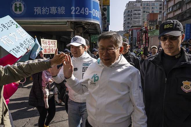 커원저 대만민중당(TPP) 총통 후보가 11일(현지시각) 신베이에서 선거유세를 하며 지지자들과 인사를 나누고 있다.  2024.01.11. 신베이=AP/뉴시스