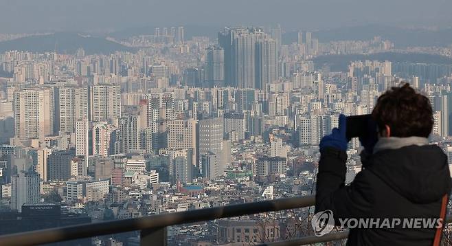 서울 남산에서 바라본 서울 시내 아파트 단지 모습. 연합뉴스