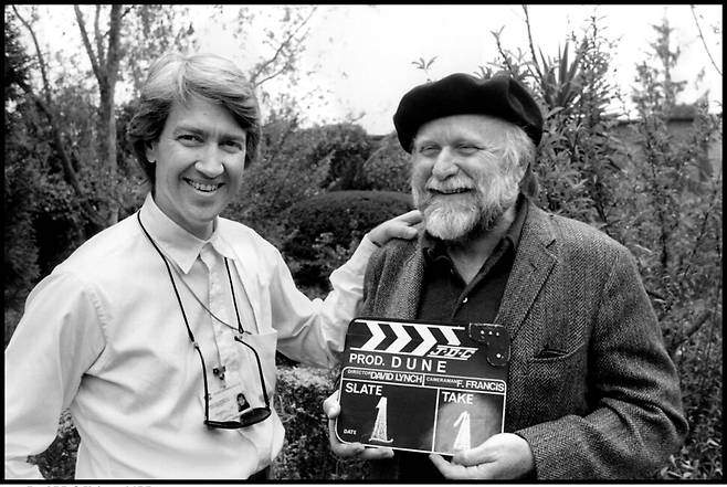1984년 영화 ‘듄’의 첫 촬영 현장에서 감독 데이비드 린치(왼쪽)를 대신해 슬레이트를 들고 있는 작가 프랭크 허버트(오른쪽). 황금가지 제공