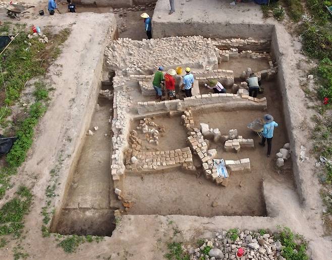 베트남 옥에오 고담생 유적에서 한국 발굴기관들의 공동조사로 최근 드러난 4~7세기 힌두교사원터의 전경. 옥에오 합동조사단 제공